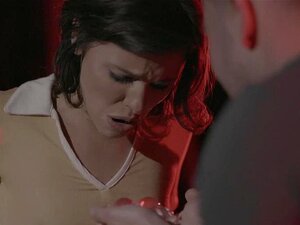 Ein Paar wird von Aliens genommen und muss in einer Live-Orgie die