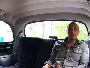 Heiße blonde Fake-Taxifahrerin fragte den Typen, ob er sie ficken