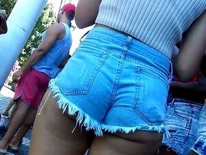 Heiße Braut in Shorts 15. Blondine in Netzstrümpfen wird während