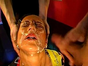 Blow Bang mit dickem Sperma. Geile Kerle entsorgen ihr sattes Sperma