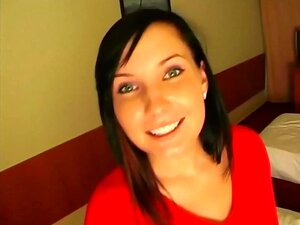 Tšekkiläinen kaunotar saa kyytiä,