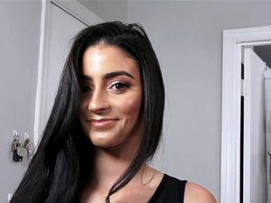 Die kleine Jasmine Vega bat um Hilfe und lutschte den Schwanz ihres