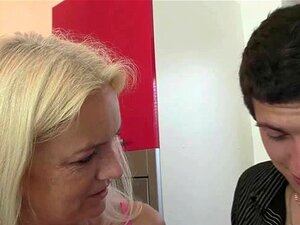 Er fickt die Schwiegermutter direkt in der Küche