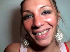 Zöpfige Süße lutscht 2 Schwänze