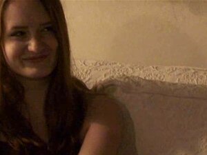 Seksikäs wannabe tekee aistillisen stripteasen