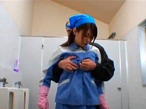 Asiatische Wartungsdame reinigt falsch