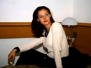 Sexy Babe zeigt ihren Körper und wird hart beim Casting gefickt