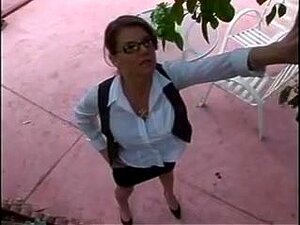 Une femme sexy et âgée se fait percer par derrière