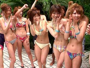 Schlampige asiatische Hotties haben einen Softcore-Gruppenwettbewerb