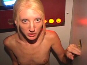 Dunne Blonde Amateur Zuigt Pik Door Glory Hole. Magere blonde amateur