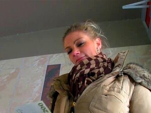 Großtittige Eurobabe wird für etwas Geld durchgenagelt. Großtittige