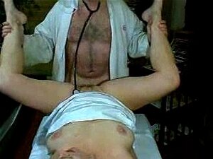 Frauen werden vom Arzt gefickt