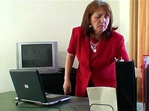 Femme mûre de bureau avale deux bites en même temps