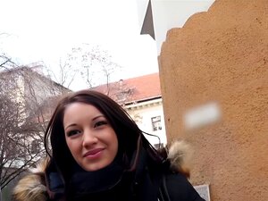 Geile enge Muschi Brünette bekommt ihre Muschi von Kerlen hart