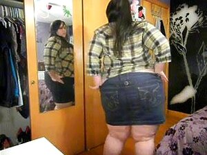 Gradevole SSBBW che si spoglia provocando, si spoglia grassa nella sua