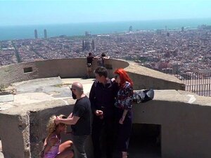 Latina-Hottie lutscht Schwanz in der Landschaft. Die blonde, schlanke