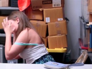 Ситна крадљивица пуши курац. Ситна