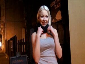 Karol Lilien zeigt ihre großen Titten und wird für Geld durchgefickt