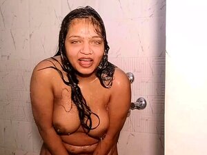 Indische lesbische Mädchen in der Dusche
