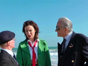 Stilvolle britische Cougar wird dreifach von Opas durchgebohrt