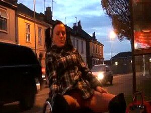 Leah Caprice zeigt nackt in Cheltenham von ihrem Rollstuhl aus