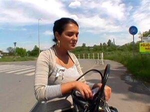 Frische, vollbusige Hure braucht Geld