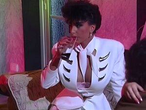 Vintage-Fickfest in der Disco mit Sarah Youthful und Verbündeten