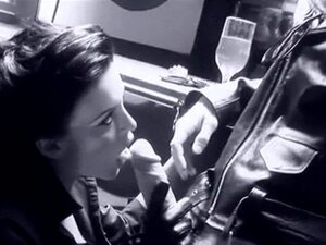 Schöne schwarze und weiße Mädchen mit einem glücklichen, riesigen