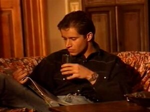 Italienische Ehefrau mit verbundenen Augen vom Ehemann beobachtet