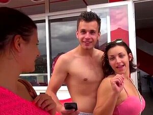 Tussi geht den ganzen Weg mit den Typen auf dem Heimweg