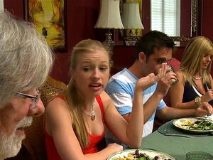 Hervorragendes und geiles Dreier. Wunderschöne Süße und reife Babe