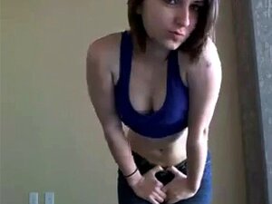 Verleidelijk en onervaren, bekijk hoe deze adembenemende camgirl je