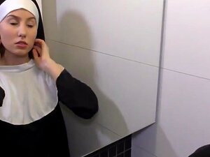 Pfarrer Brown predigt einer jungen Nonne