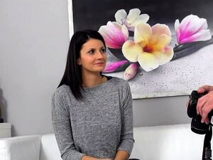 Unglaubliche Brünette wird auf der Casting-Couch durchgefickt