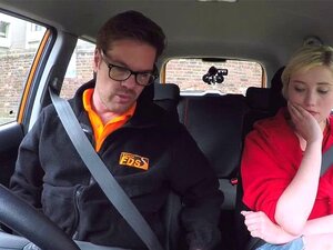 Blond met natuurlijke tieten pony in de auto. Heet blondine met