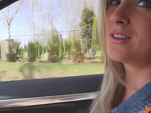 Vinna Reed hat ihre süße, rasierte Muschi von hinten hart