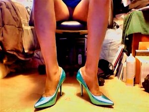 Geweldige Shiny Blue hoge hakken pompen en upskirt spel