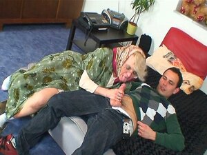 Freche Oma gibt ihre Muschi auf