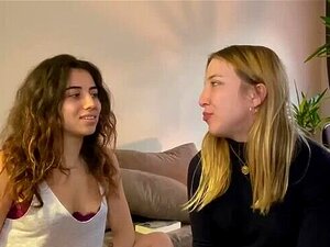 Deutsche Babes genießen einen Dildo