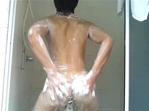 Un mec chinois se fait branler sous la douche