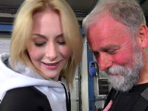 Old Goes Fresh - Frances bevorzugt Parkplatz gegenüber Hotelzimmer