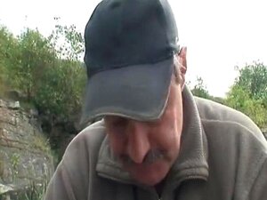 Reifes Paar hat Spaß in der Natur. Heiße blonde Babe ist auf dem