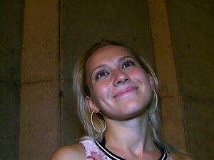 Sehe zu, wie eine sexy ungarische Blondine in einem aufregenden