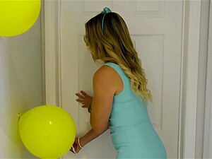 Busige MILF-Stiefmütter Cory Chase und Nadia White überraschen ihre