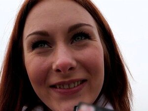 Euro-Studentin bläst und fickt für Geld. Sexy Euro-Rothaarige