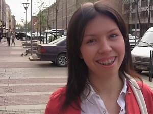 Die verspielte brünette Süße iva zan beugt sich für Sex. Das