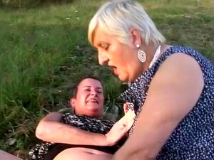 Huren-Oma leckt die Muschi ihres Liebhabers im Gras
