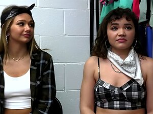 Sexy Latina Cutie Babes landen für ein kleines Gespräch im