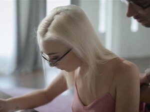 Jake Adams wird ein bisschen rührend mit der süßen Chloe, während