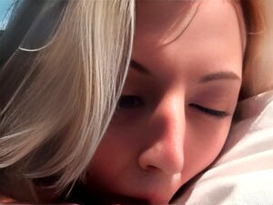 Anhalter-Blondine findet sich nackt dabei wieder, einen fetten großen